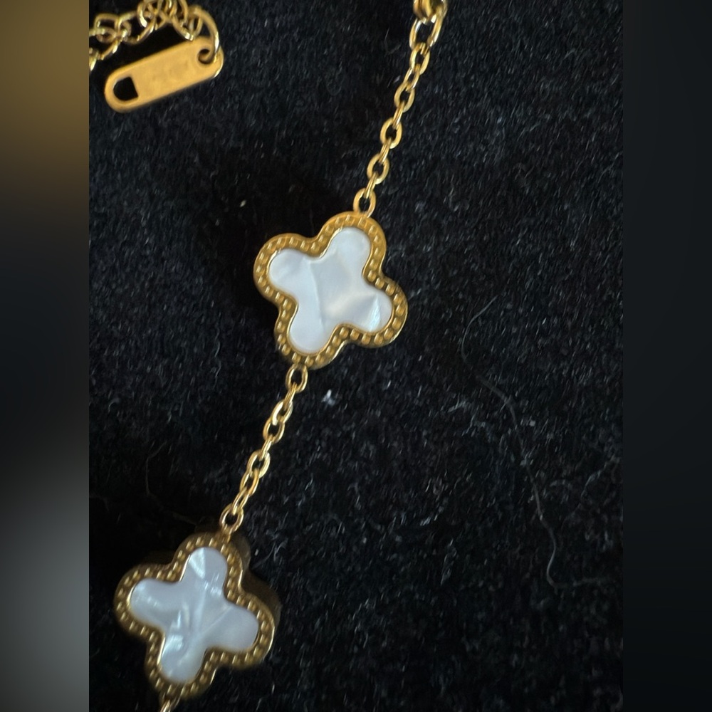 2pcs Elegant Gold and White Stainless Steel Clover Bracelet Set - Picture 5 of 6